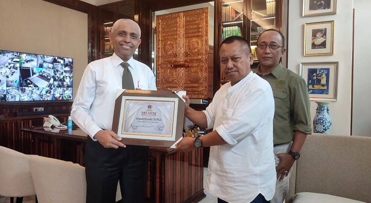 Ahmad Riyadh Tokoh Pers 2023 PWI Jatim Award